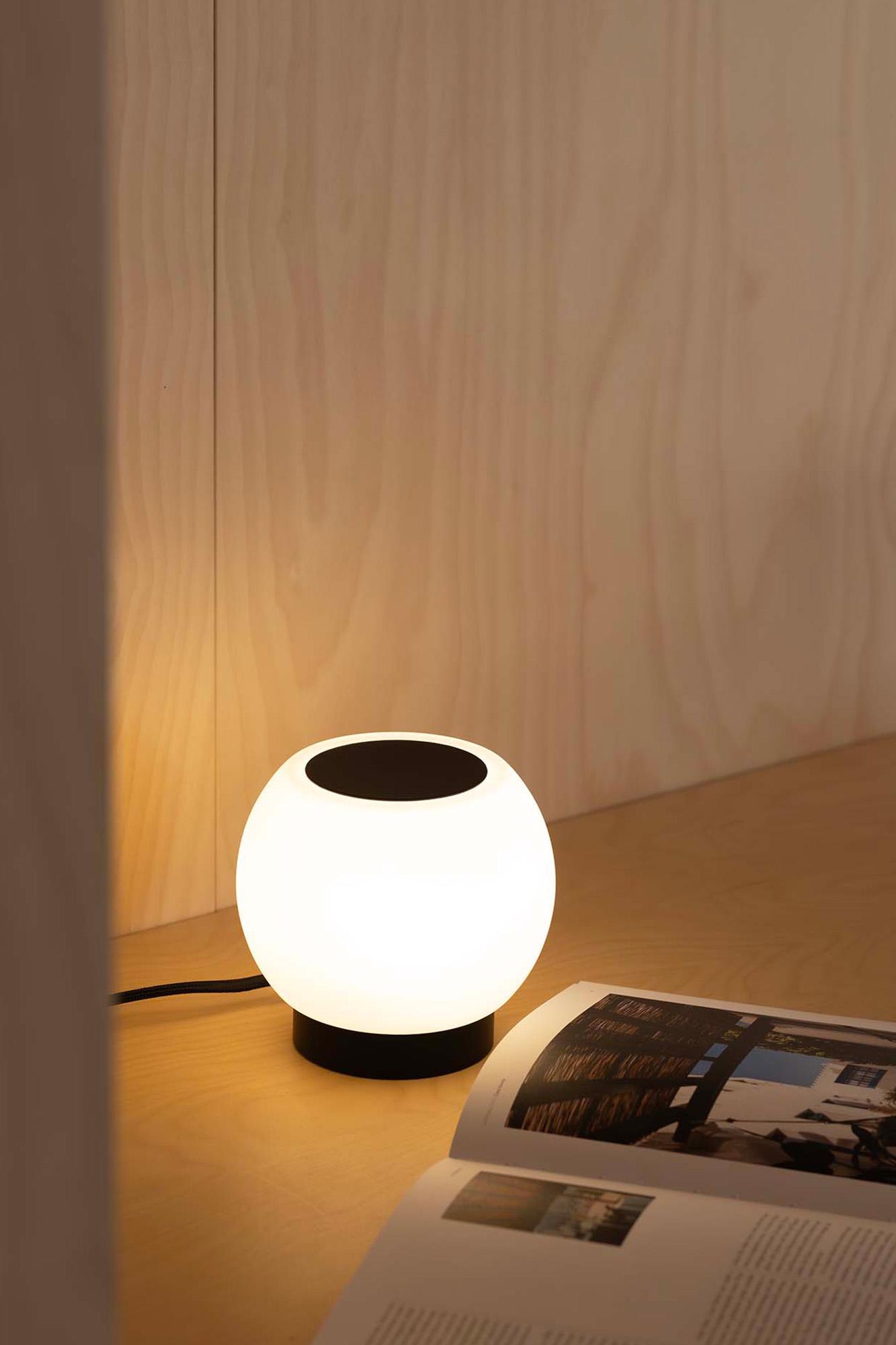 MOY Black table lamp