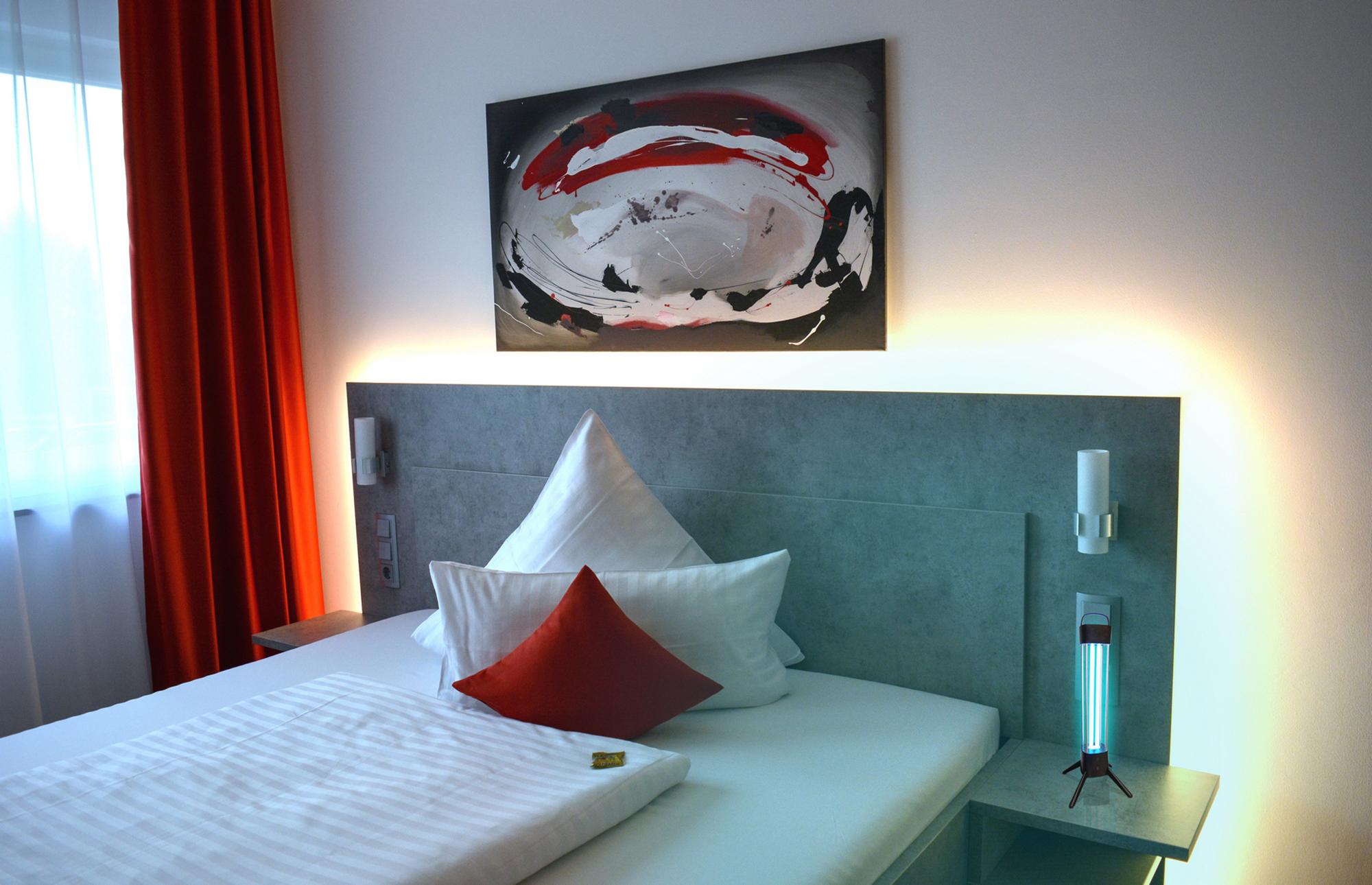 Cidal 36W UV-C Germicidal Table Lamp c / w Philips Lamp, TO BE USED IN VACATED ROOMS ONLY